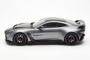 Aston Martin V12 Vantage Magnetic Sølv GT Spirit 1:18 GT443 Resin — billede 3 af 6