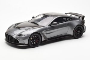 Aston Martin V12 Vantage Magnetic Sølv GT Spirit 1:18 GT443