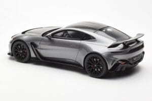 Aston Martin V12 Vantage Magnetic Sølv GT Spirit 1:18 GT443 Resin — billede 5 af 6