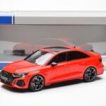 Audi RS3 8Y Sedan Rød MCG 1:18 - image 6 of 6