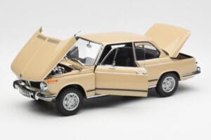 BMW 2002 Ti E10 Sahara Beige Kyosho 1:18 08541BG Metal — billede 2 af 8