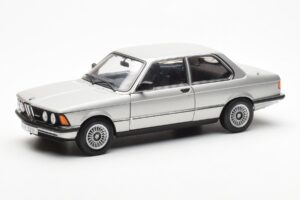 BMW 323i E21 Aspen Sølv AUTOart 1:18 80430433552