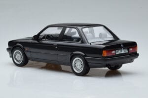 BMW 325i E30 Sort Norev 1:18 183203 Metal — billede 5 af 6