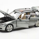 BMW 330i E91 Touring Grå Metallic Kyosho 1:18 80430394359 - image 2 of 8