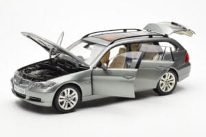 BMW 330i E91 Touring Grå Metallic Kyosho 1:18 80430394359 Metal — billede 2 af 8