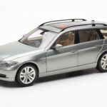 BMW 330i E91 Touring Grå Metallic Kyosho 1:18 80430394359