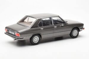 BMW 520i E28 Grå MCG 1:18 MCG18121 Metal — billede 2 af 6
