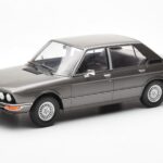 BMW 520i E28 Grå MCG 1:18