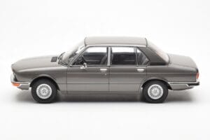 BMW 520i E28 Grå MCG 1:18 MCG18121 Metal — billede 3 af 6