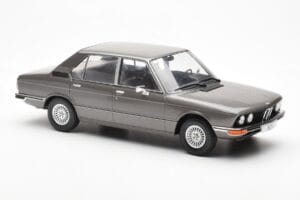 BMW 520i E28 Grå MCG 1:18 MCG18121 Metal — billede 4 af 6