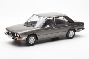 BMW 520i E28 Grå MCG 1:18 MCG18121