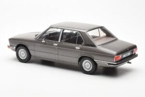 BMW 520i E28 Grå MCG 1:18 MCG18121 Metal — billede 5 af 6