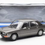 BMW 520i E28 Grå MCG 1:18 - image 6 of 6