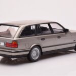BMW 530i E34 Touring Grå Metallic MCG 1:18 - image 2 of 6