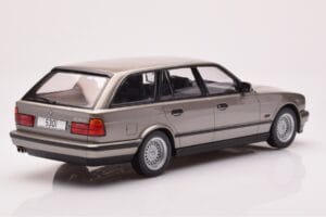 BMW 530i E34 Touring Grå Metallic MCG 1:18 MCG18330 Metal — billede 2 af 6