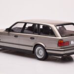 BMW 530i E34 Touring Grå Metallic MCG 1:18 - image 5 of 6