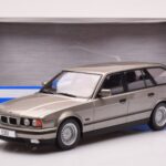 BMW 530i E34 Touring Grå Metallic MCG 1:18 - image 6 of 6