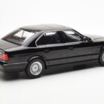 BMW 540i E34 Sort Metallic MCG 1:18 - image 2 of 6