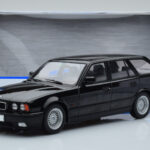 BMW 540i E34 Touring Sort Metallic MCG 1:18 - image 6 of 6