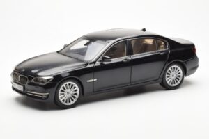 BMW 750Li F02 Facelift Carbon Sort Kyosho 1:18 08784BK