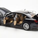BMW 750Li F02 Facelift Carbon Sort Kyosho 1:18 - image 5 of 8