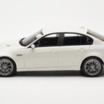 BMW M3 E90 Sedan Hvid GT Spirit 1:18 - image 3 of 6
