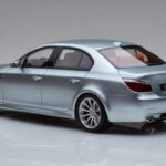 BMW M5 E60 Sølv Otto 1:18 - image 5 of 6