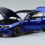 BMW M5 F90 Marina Bay Blå Norev 1:18 - image 2 of 7