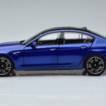 BMW M5 F90 Marina Bay Blå Norev 1:18 - image 4 of 7