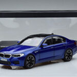 BMW M5 F90 Marina Bay Blå Norev 1:18 - image 7 of 7