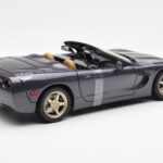Chevrolet Corvette C5 Cabriolet Lilla Perle Metallic UT Models 1:18 - image 2 of 6