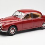 Daimler 250 V8 Rød Paragon 1:18 PA-98312