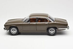 Jaguar XJ6 Series 1 4.2 Sable Brun Paragon 1:18 2011004 Metal — billede 4 af 8