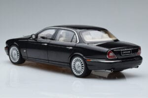 Jaguar XJ6 X350 Ebony Sort Almost Real 1:18 810501 Metal — billede 6 af 11