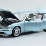 Jaguar XJ6 X350 Seafrost Lyseblå Almost Real 1:18 - image 2 of 11