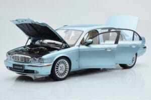 Jaguar XJ6 X350 Seafrost Lyseblå Almost Real 1:18 810503 Metal — billede 2 af 11
