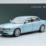 Jaguar XJ6 X350 Seafrost Lyseblå Almost Real 1:18 - image 11 of 11