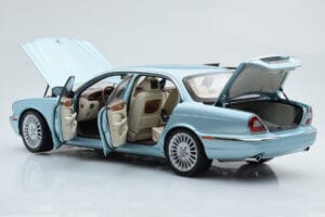 Jaguar XJ6 X350 Seafrost Lyseblå Almost Real 1:18 810503 Metal — billede 3 af 11