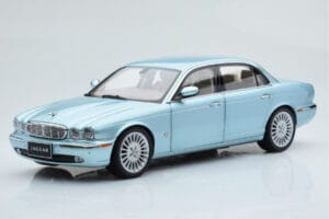 Jaguar XJ6 X350 Seafrost Lyseblå Almost Real 1:18 810503