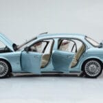 Jaguar XJ6 X350 Seafrost Lyseblå Almost Real 1:18 - image 5 of 11