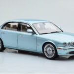 Jaguar XJ6 X350 Seafrost Lyseblå Almost Real 1:18 - image 7 of 11