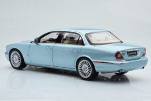 Jaguar XJ6 X350 Seafrost Lyseblå Almost Real 1:18 810503 Metal — billede 8 af 11