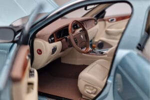 Jaguar XJ6 X350 Seafrost Lyseblå Almost Real 1:18 810503 Metal — billede 9 af 11