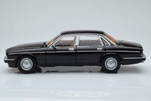 Jaguar XJ6 XJ40 Ebony Sort Almost Real 1:18 810543 Metal — billede 4 af 11