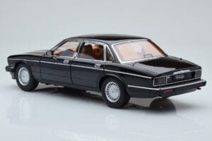 Jaguar XJ6 XJ40 Ebony Sort Almost Real 1:18 810543 Metal — billede 7 af 11