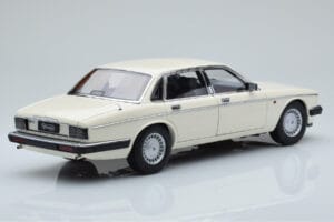 Jaguar XJ6 XJ40 Glacier Hvid Almost Real 1:18 810542 Metal — billede 3 af 11