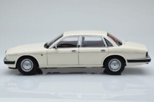 Jaguar XJ6 XJ40 Glacier Hvid Almost Real 1:18 810542 Metal — billede 4 af 11