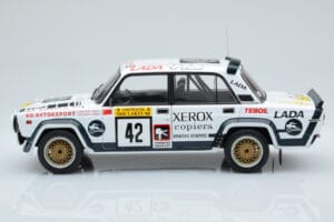 Lada 2105 VFTS #42 S. Brundza Rally 1000 Lakes 1984 IXO 1:18 18RMC146 Metal — billede 3 af 6