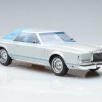 Lincoln Continental Mark V Sølv MCG 1:18 - image 4 of 6