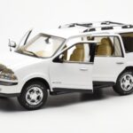 Lincoln Navigator Hvid AUTOart 1:18 - image 2 of 8